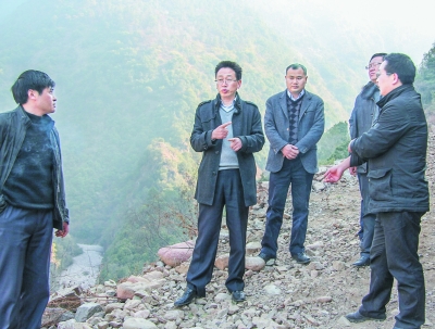原泸定县委副书记,县长蒲永峰调研农村公路建设.