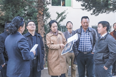 巴塘县委书记汪玉琼,县长张家志在政务中心建设工地调研.