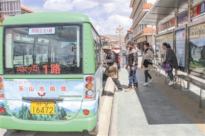 图为居民排队上公交车.  (叶强平 摄影报道)