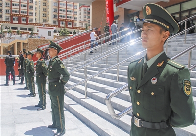 烈日下执勤的武警官兵. 马建华 摄