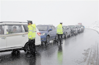 折多山突降大雪 康定交警全力保畅